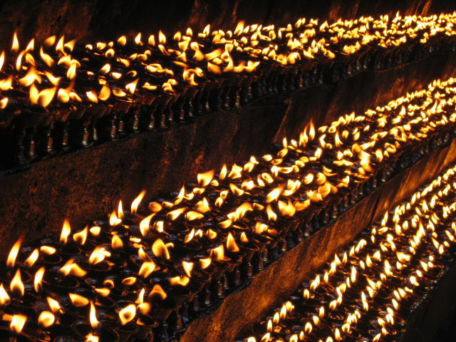 照片：大昭寺的酥油灯