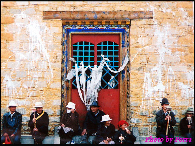 西藏图片：在布达拉宫前面休息的藏民