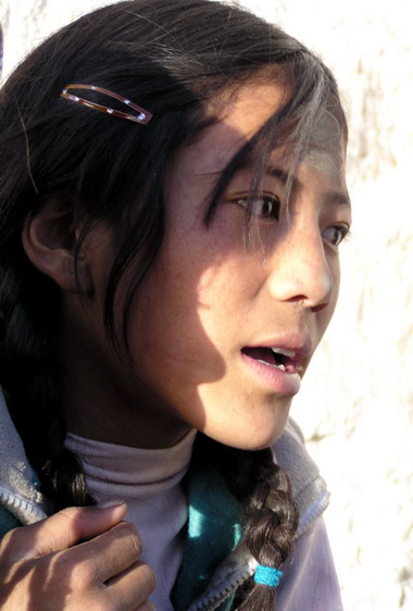 西藏图片：西藏大昭寺转寺的小孩04