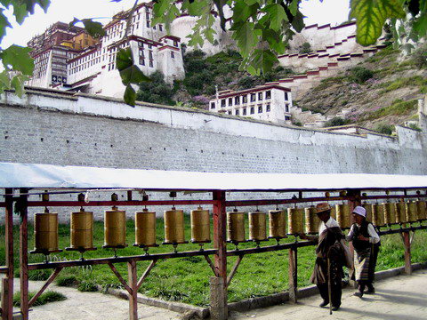 西藏图片：西藏布宫转经4