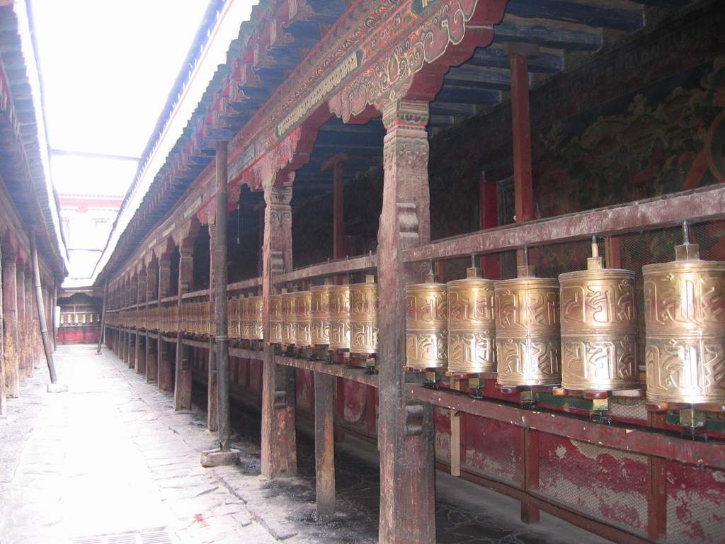 西藏图片：大昭寺里的转经筒