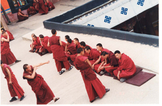 西藏图片：西藏之行－拉萨－大昭寺和尚在辩经－扫描