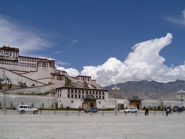 西藏图片：布达拉宫上空的“龙云”