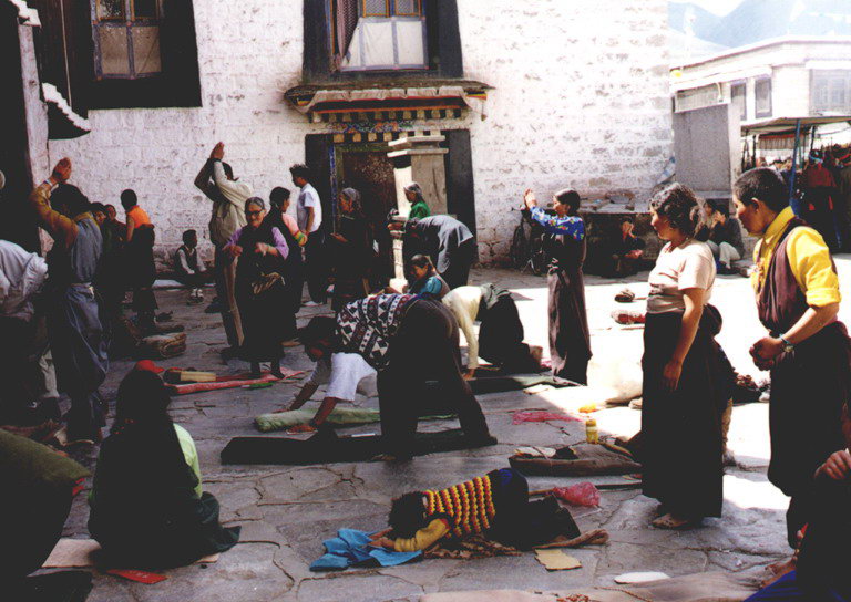 西藏图片：大昭寺前虔诚祈祷的藏民