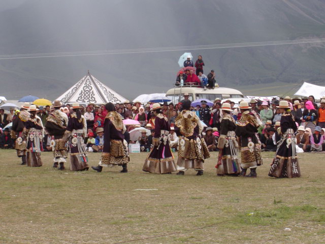 西藏图片：藏民节日盛装表演