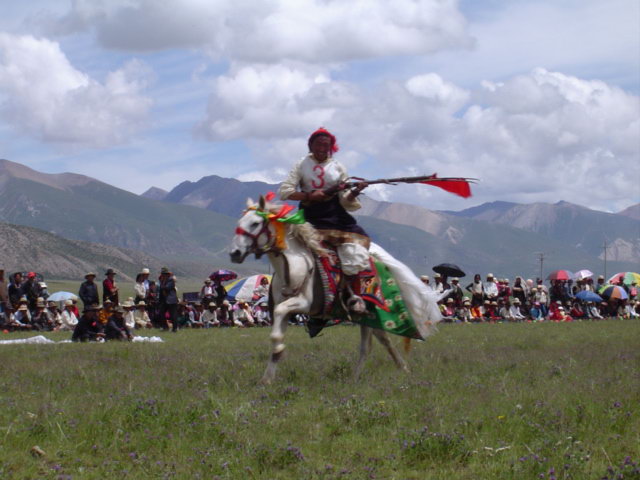 西藏图片：赛马节的骑射表演3