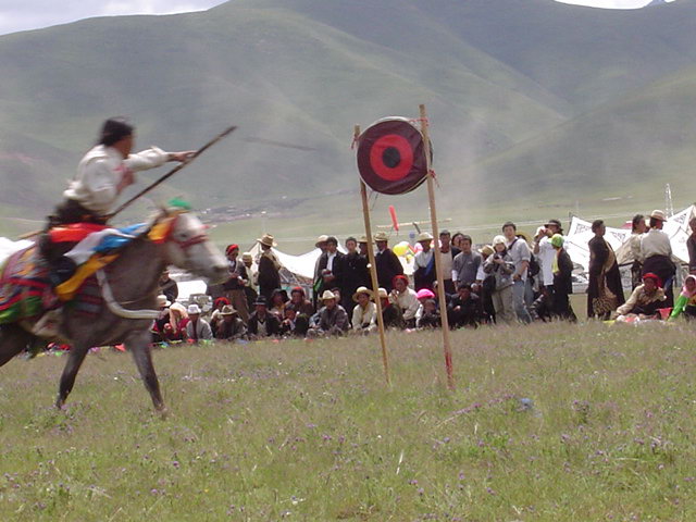 西藏图片：赛马节的骑射表演2