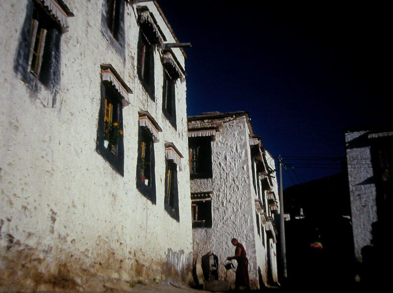 西藏图片：哲蚌寺的侧影；）