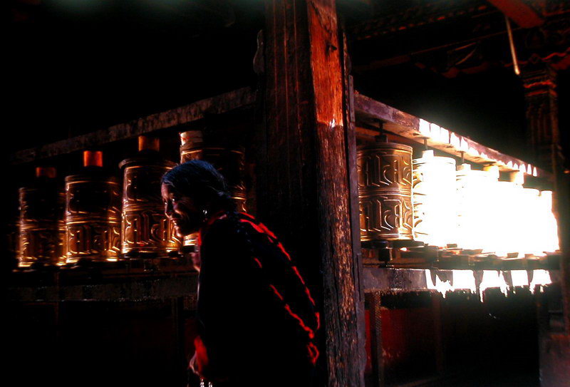 西藏图片：大昭寺转经2