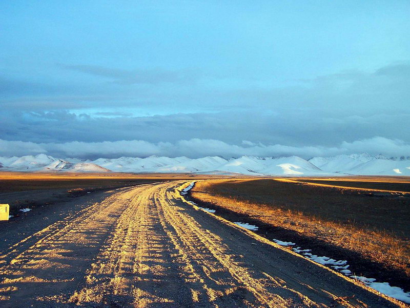 西藏图片：那木措-金光大道
