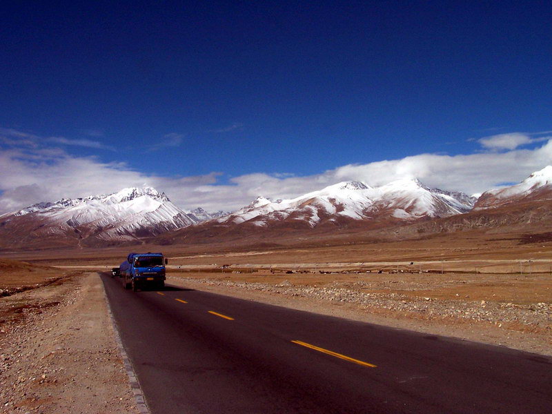 西藏图片：念青唐古拉山下的青藏线
