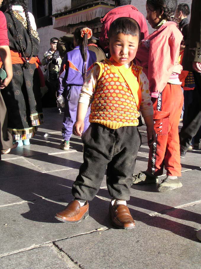 西藏照片：大昭寺门口的藏族小孩