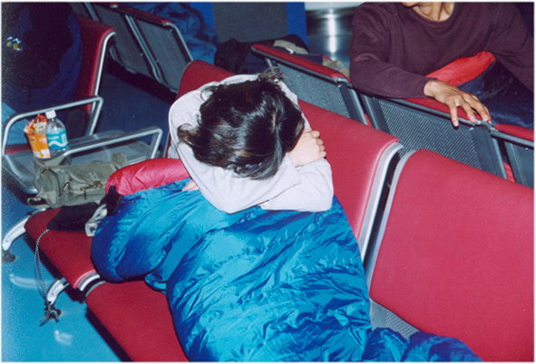 西藏照片：5.15日，无奈的旅客睡在拉萨机场候机厅
