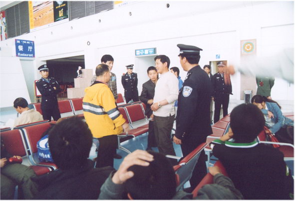 西藏照片：2004.5.15日，拉萨机场、警察驱赶无奈睡在候机厅的旅客！