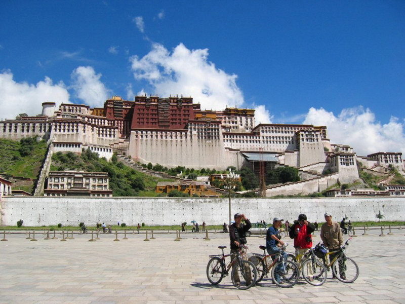 西藏照片：布宫前四骑士
