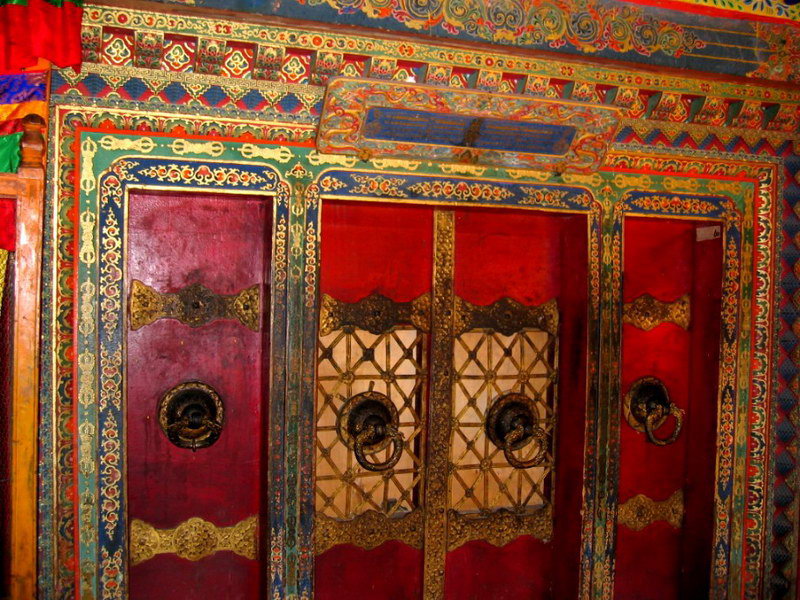 西藏照片：色彩灿烂的宫门