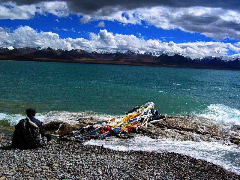 西藏照片：纳木错湖边的老人