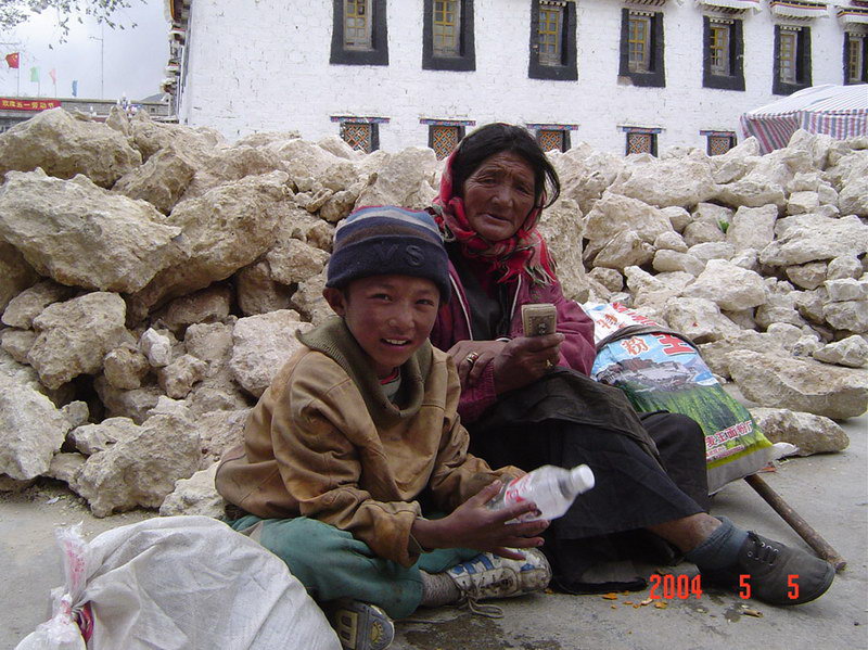 西藏照片：拉萨乞讨的母子