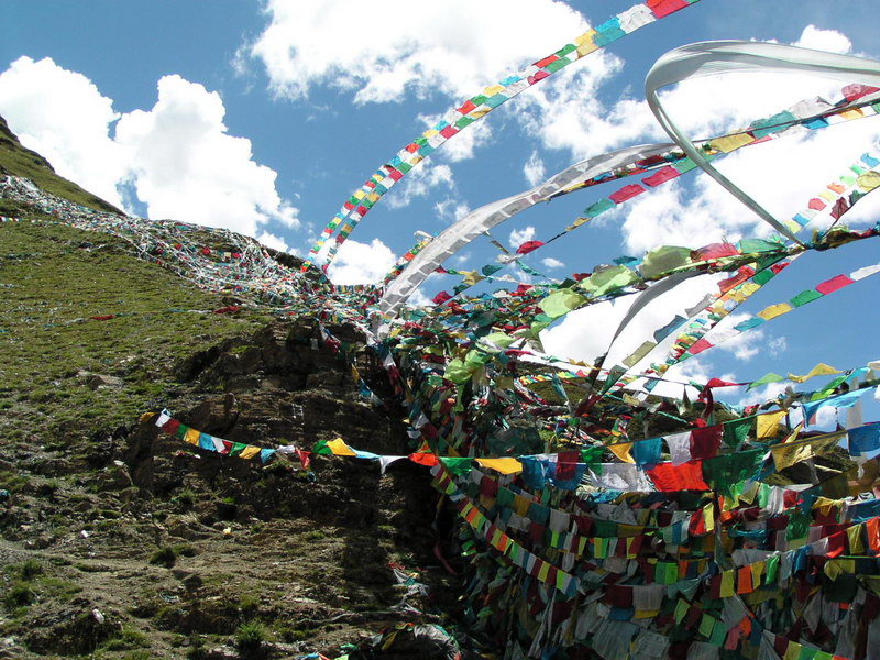 西藏照片：神山、经幡、蓝天、白云
