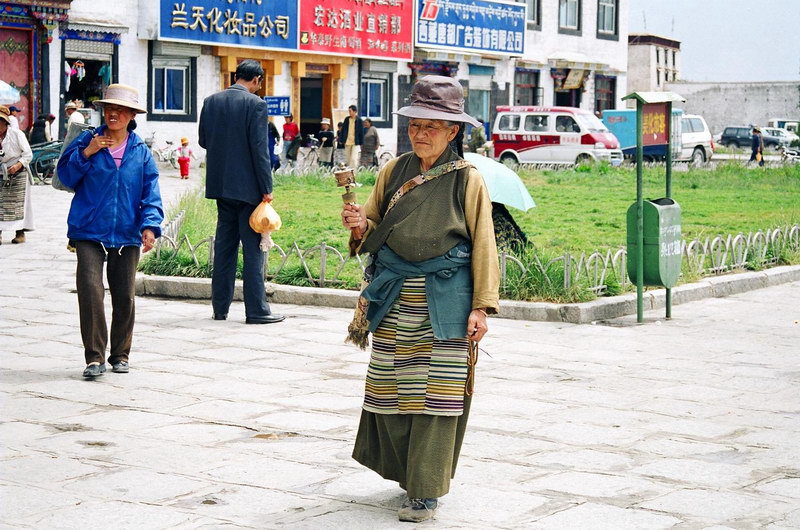 西藏照片：街头转经老人