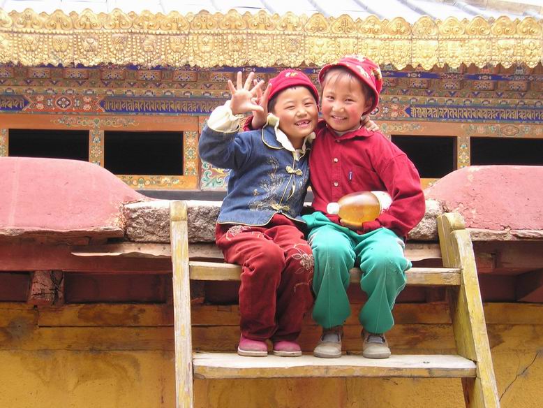 西藏照片：大昭寺金顶上的藏族小孩