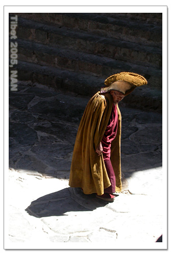 照片：藏行记之日喀则：扎什伦布寺走过广场的喇嘛