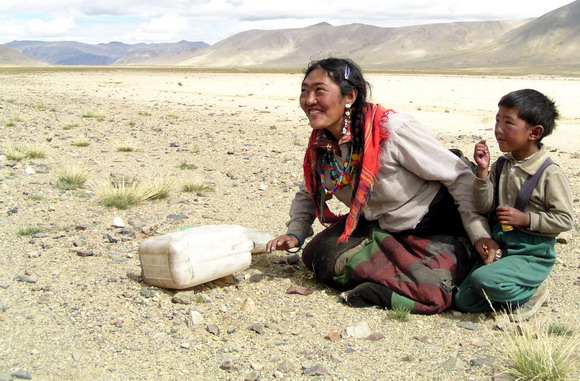 西藏旅行照片：阿里-西藏阿里找水的人1