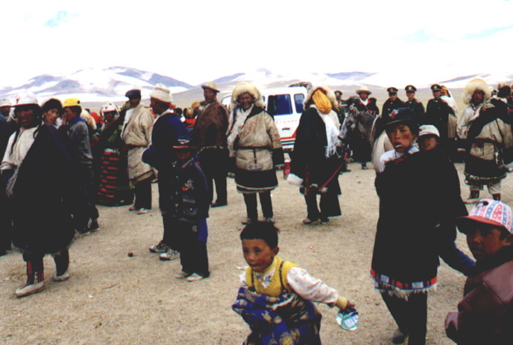 西藏旅行照片：阿里-小县城里热闹的赛马节群众