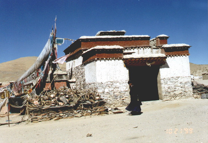 西藏旅行照片：阿里-牛角护卫下的阿里小村庄的小寺庙