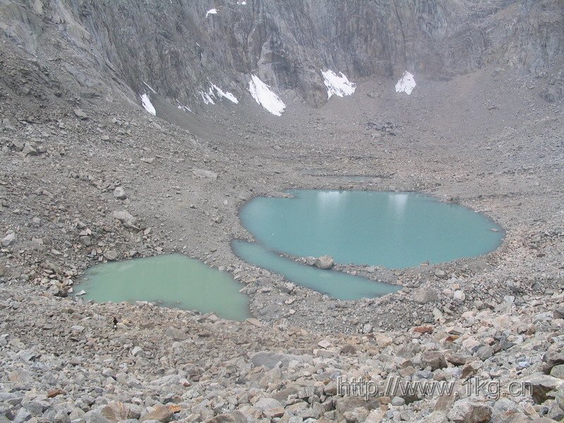 西藏旅行照片：阿里-岗仁波齐的脚下的一个小湖