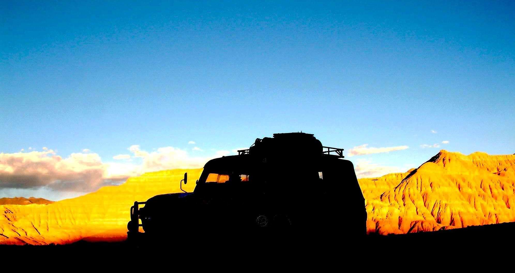 西藏旅行照片：阿里-车在土林沟