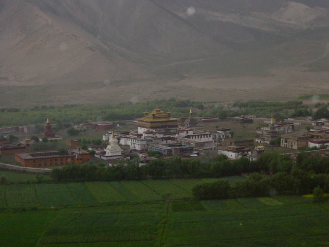 照片：西藏第一座寺庙全景