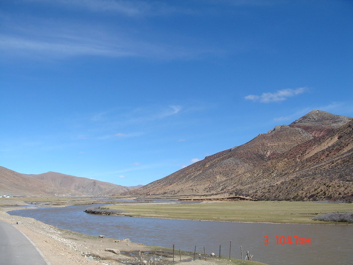 西藏林芝图片：蓝天下的小河