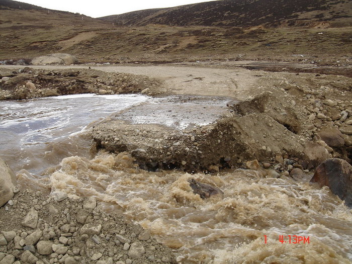 西藏林芝图片：被洪水冲断的道路