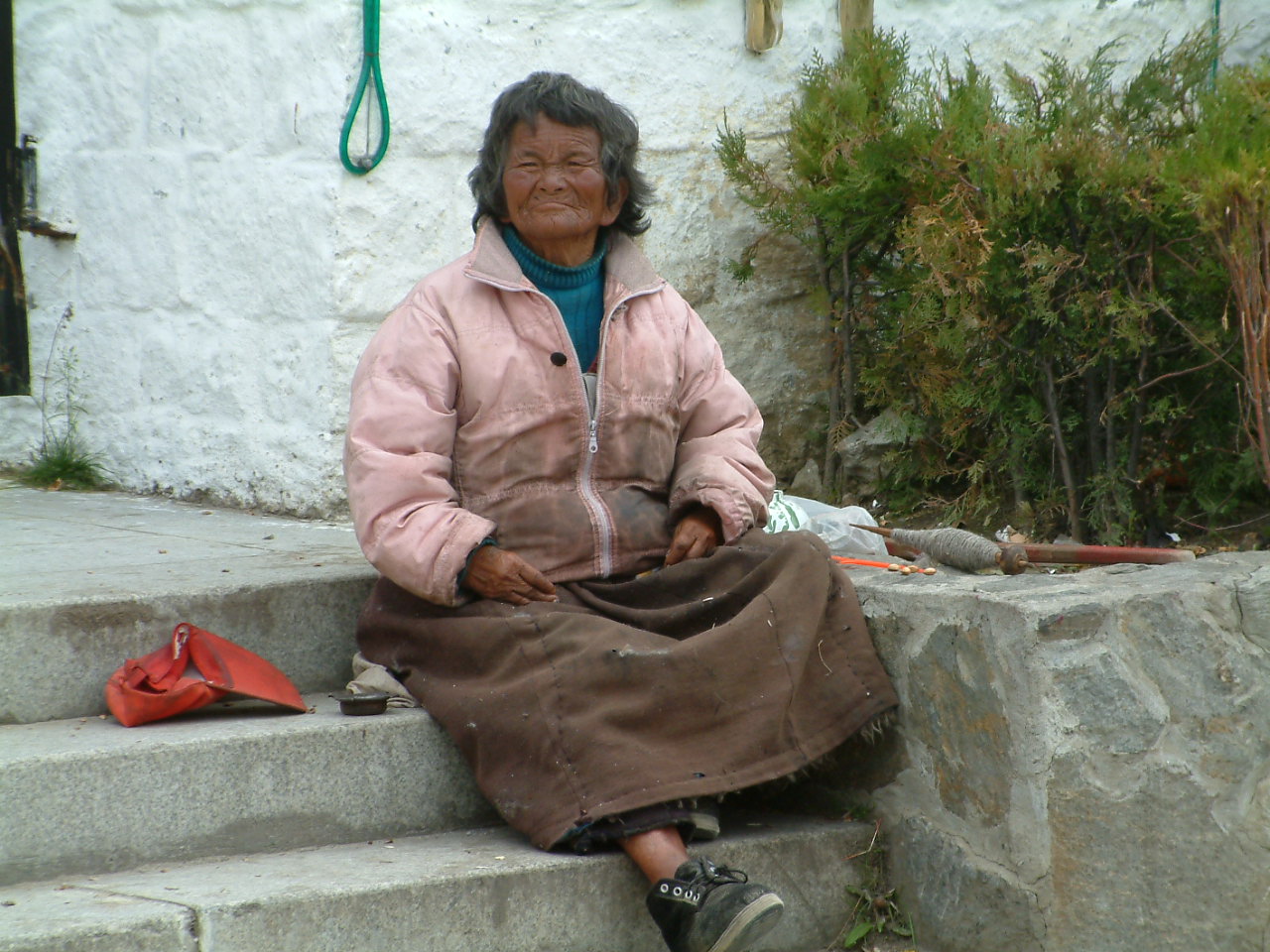 西藏林芝图片：在林芝讨钱的老婆婆