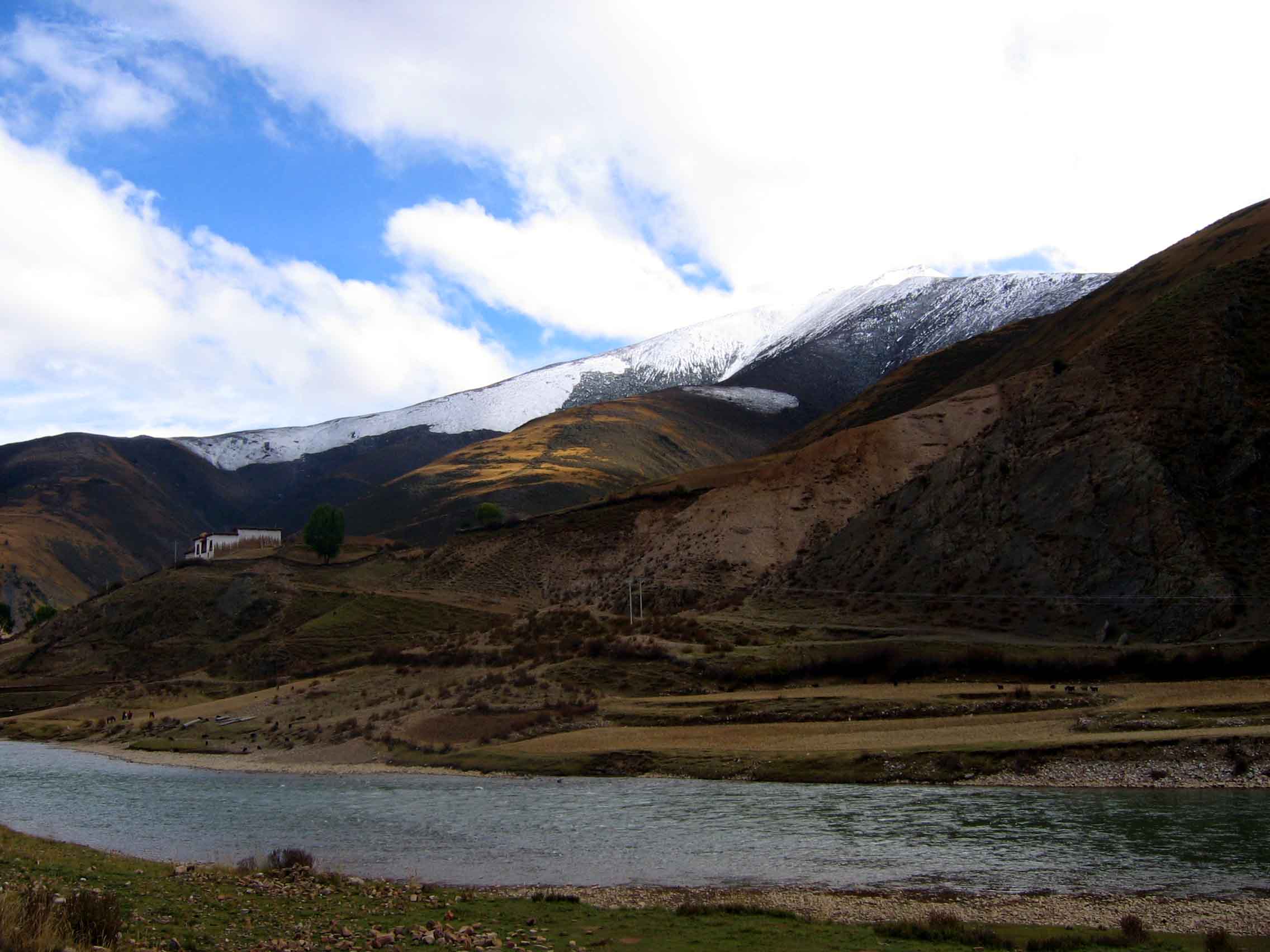 西藏旅游照片：昌都-玉曲河及雪山