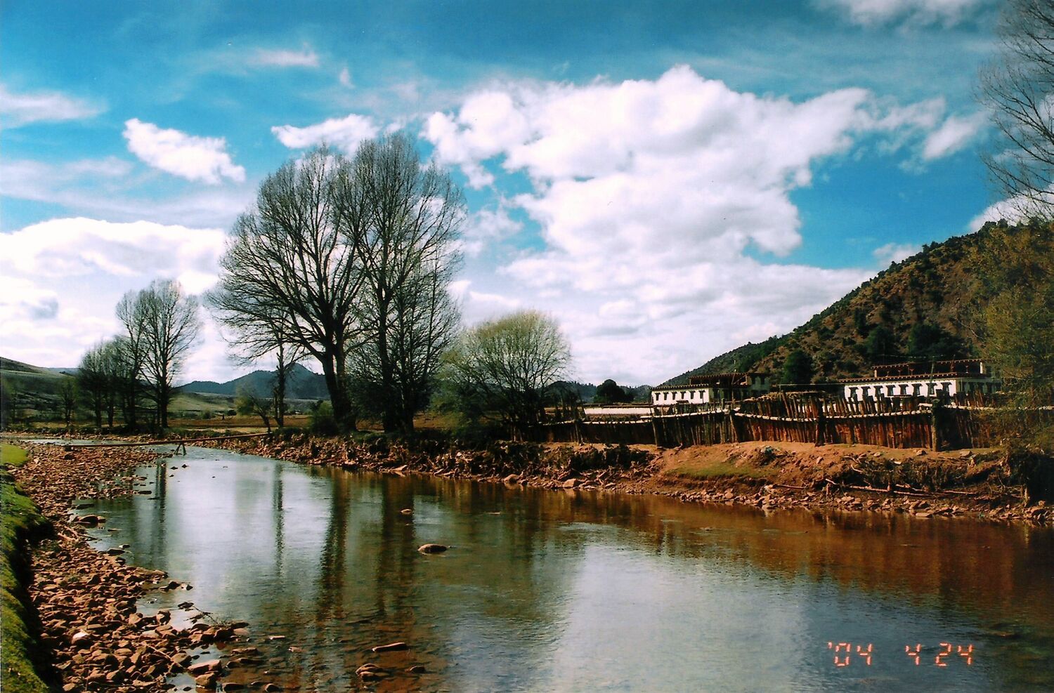 西藏旅游照片：昌都-途中的小河
